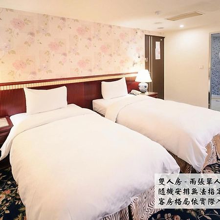 Kiwi Hotel Mrt Wenxin Branch Тайджун Екстериор снимка