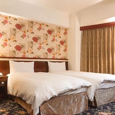 Kiwi Hotel Mrt Wenxin Branch Тайджун Екстериор снимка