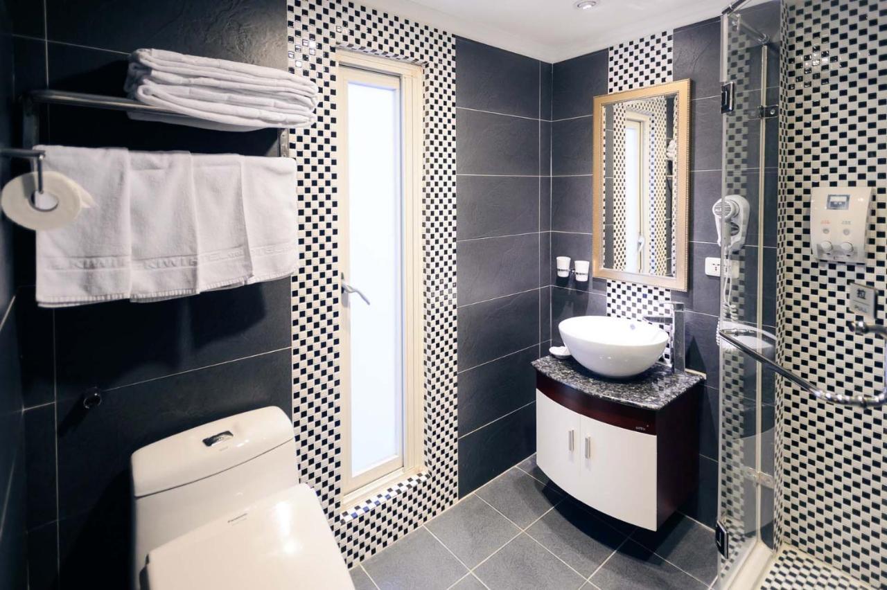 Kiwi Hotel Mrt Wenxin Branch Тайджун Екстериор снимка