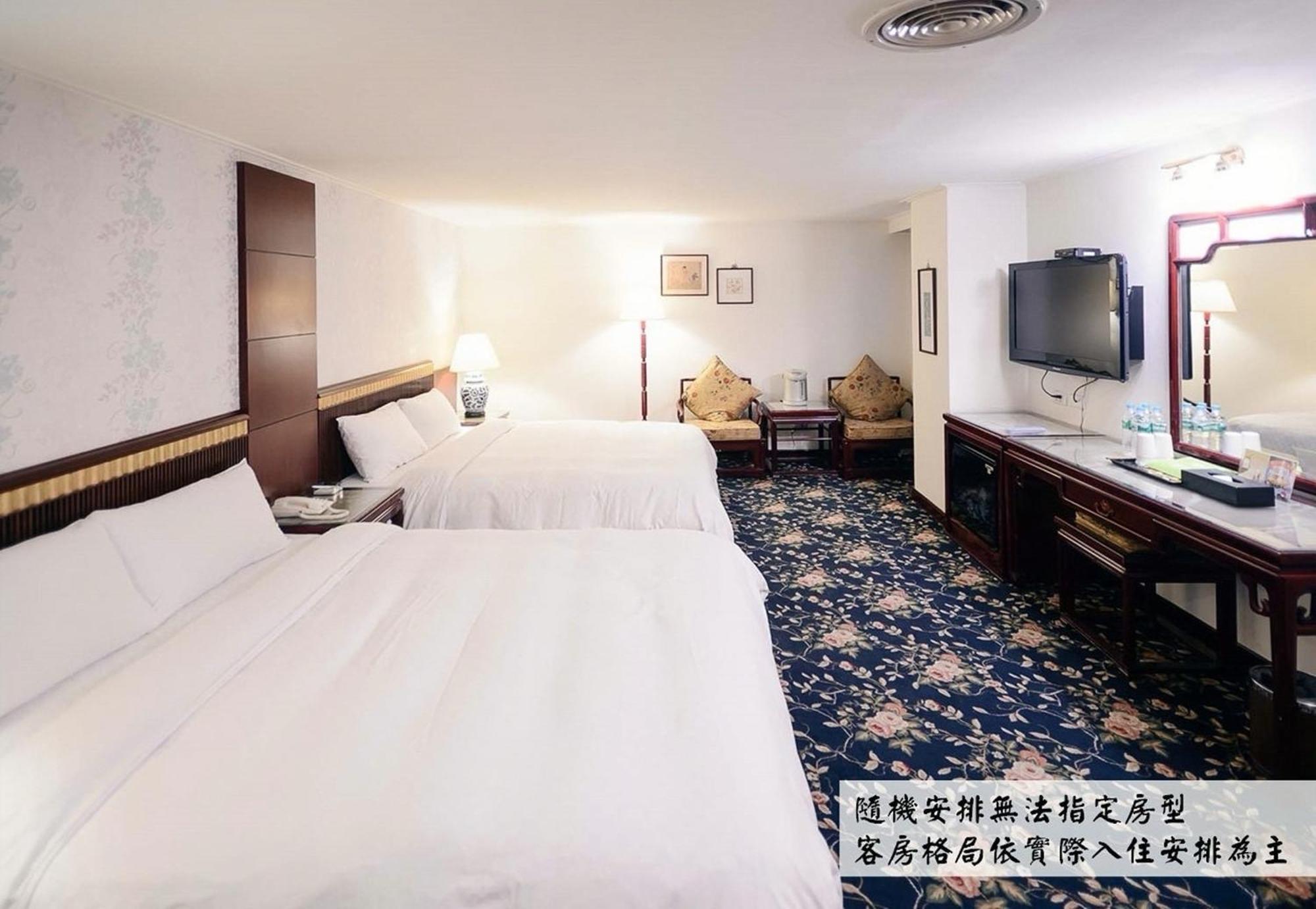 Kiwi Hotel Mrt Wenxin Branch Тайджун Екстериор снимка