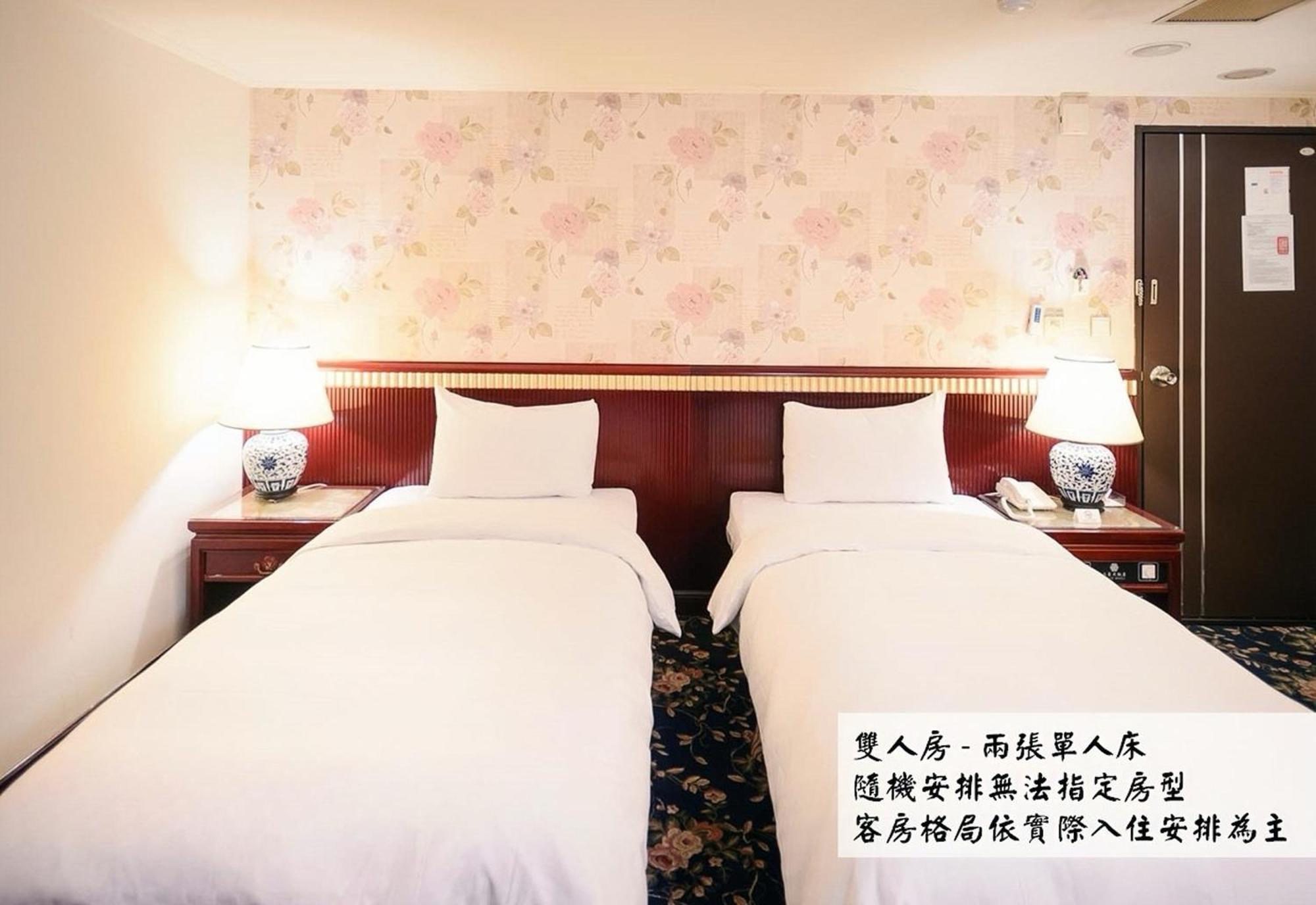 Kiwi Hotel Mrt Wenxin Branch Тайджун Екстериор снимка