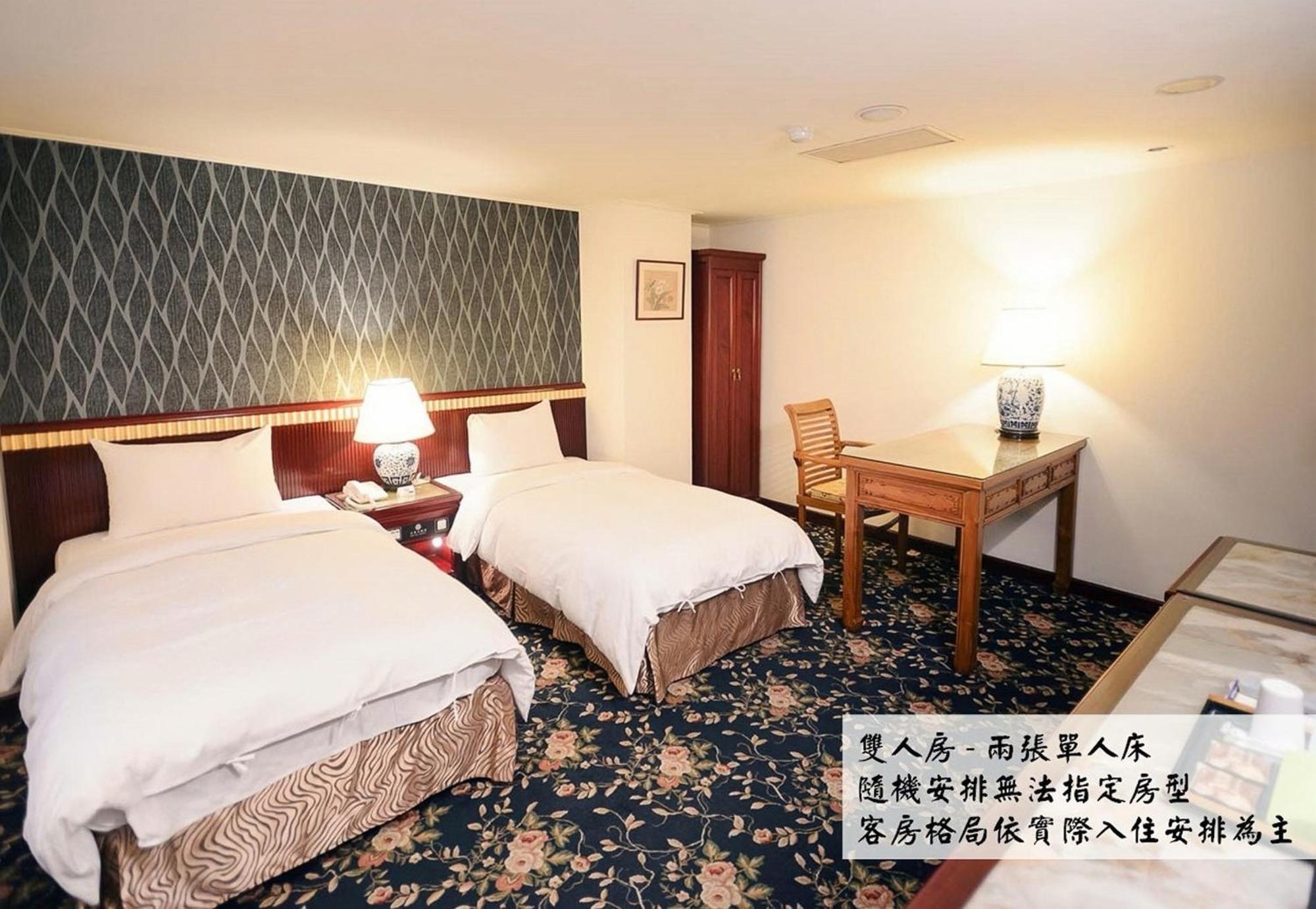Kiwi Hotel Mrt Wenxin Branch Тайджун Екстериор снимка