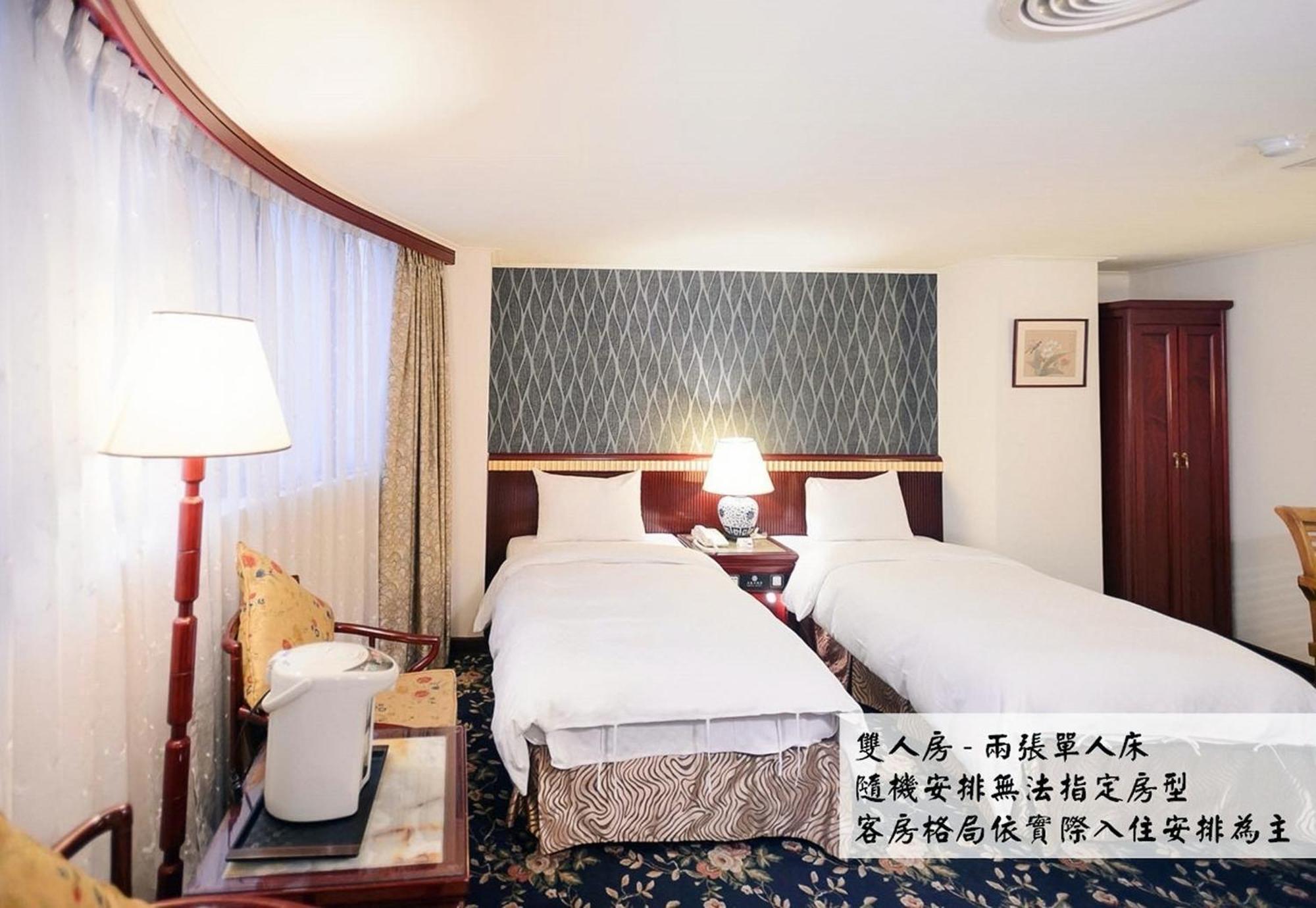 Kiwi Hotel Mrt Wenxin Branch Тайджун Екстериор снимка