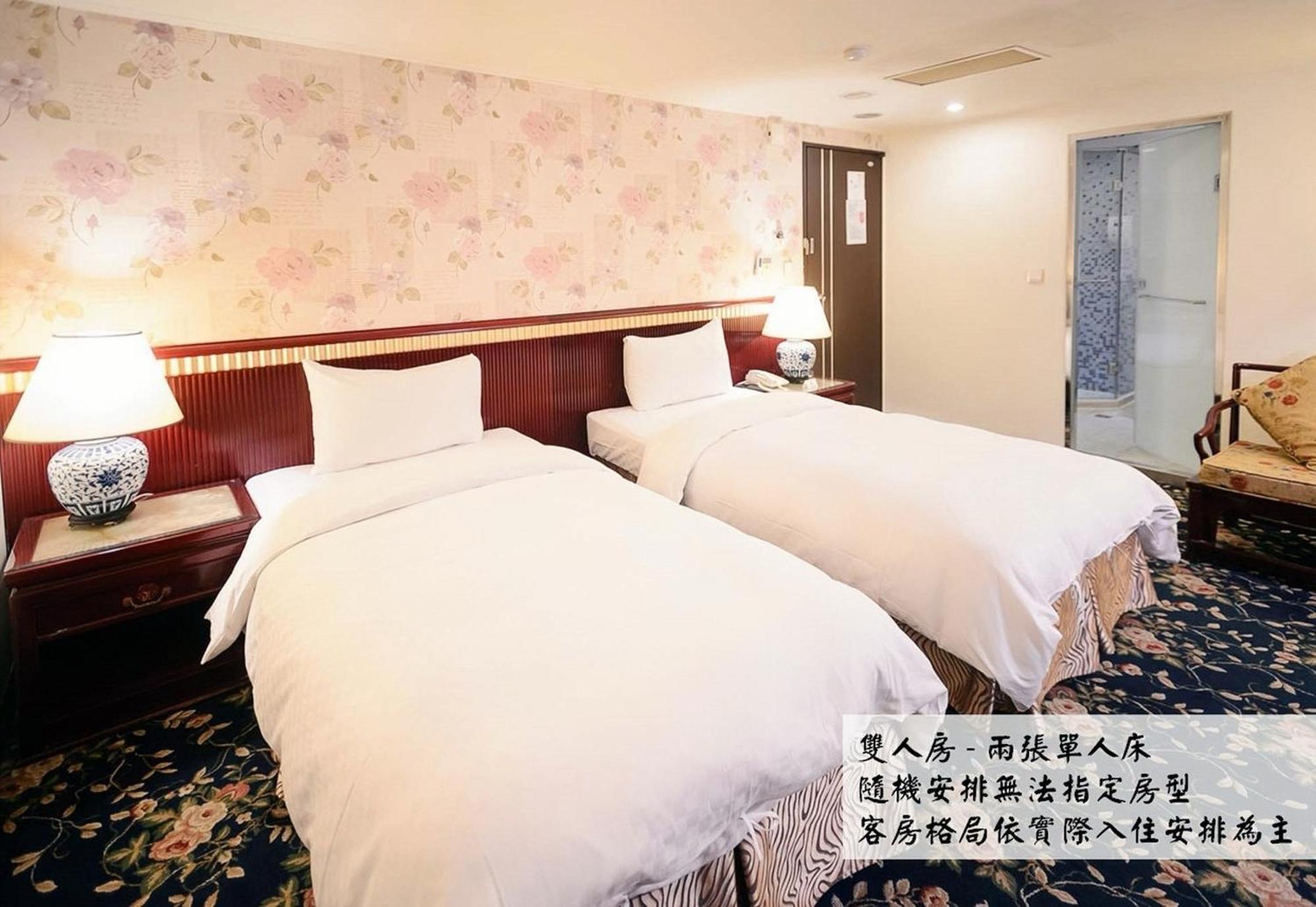Kiwi Hotel Mrt Wenxin Branch Тайджун Екстериор снимка