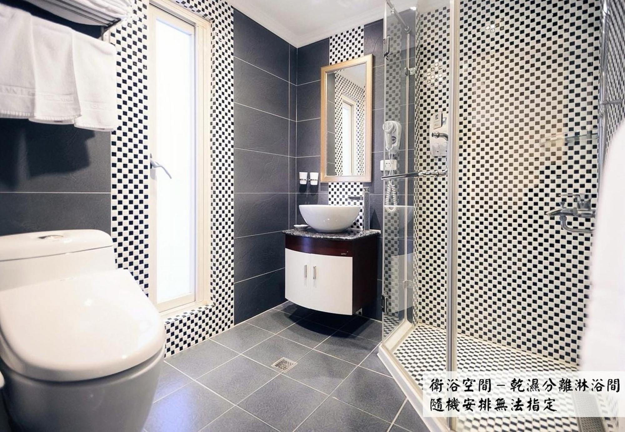 Kiwi Hotel Mrt Wenxin Branch Тайджун Екстериор снимка