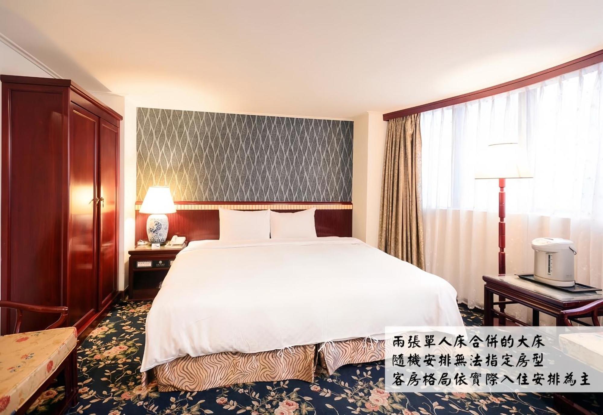 Kiwi Hotel Mrt Wenxin Branch Тайджун Екстериор снимка