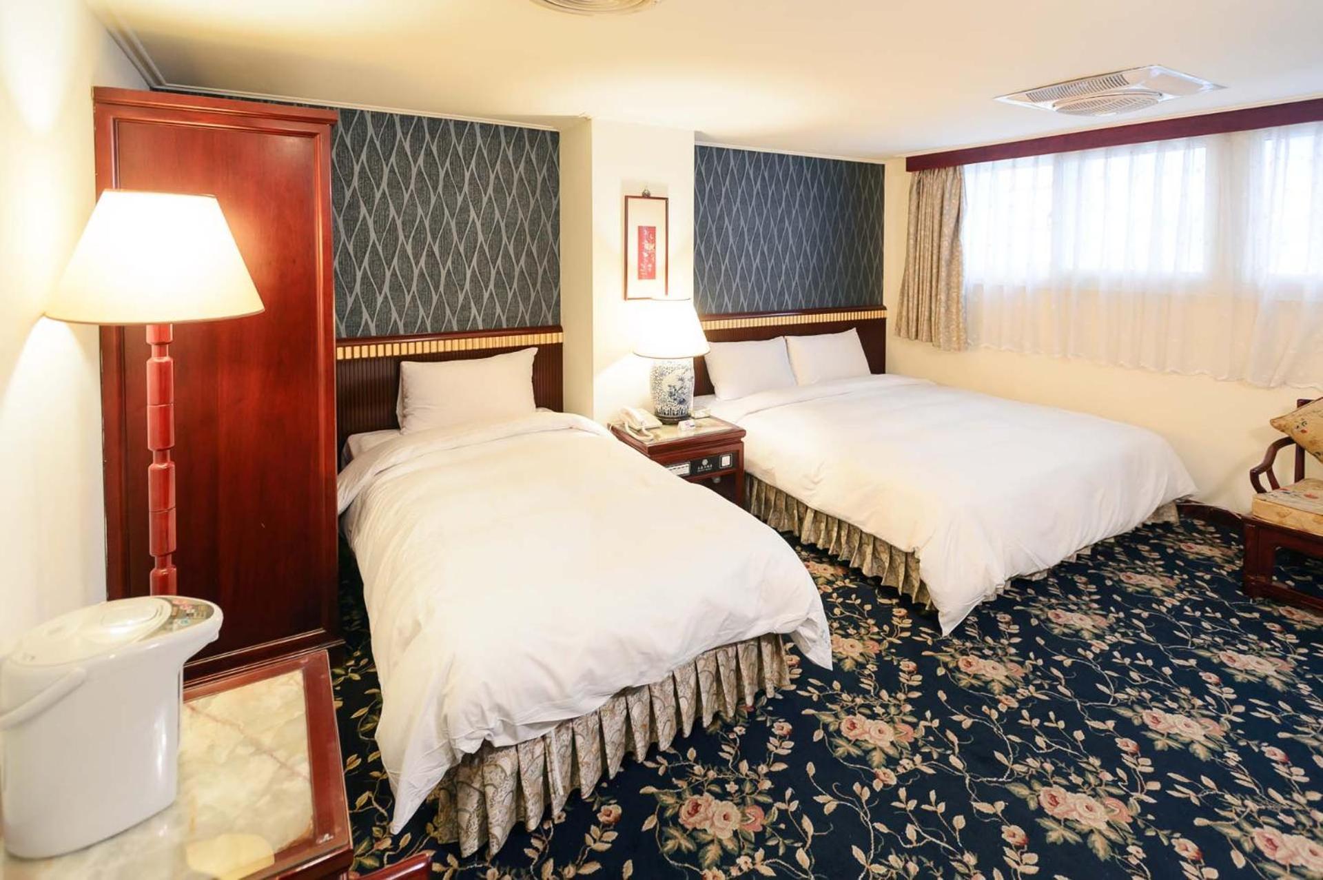 Kiwi Hotel Mrt Wenxin Branch Тайджун Екстериор снимка