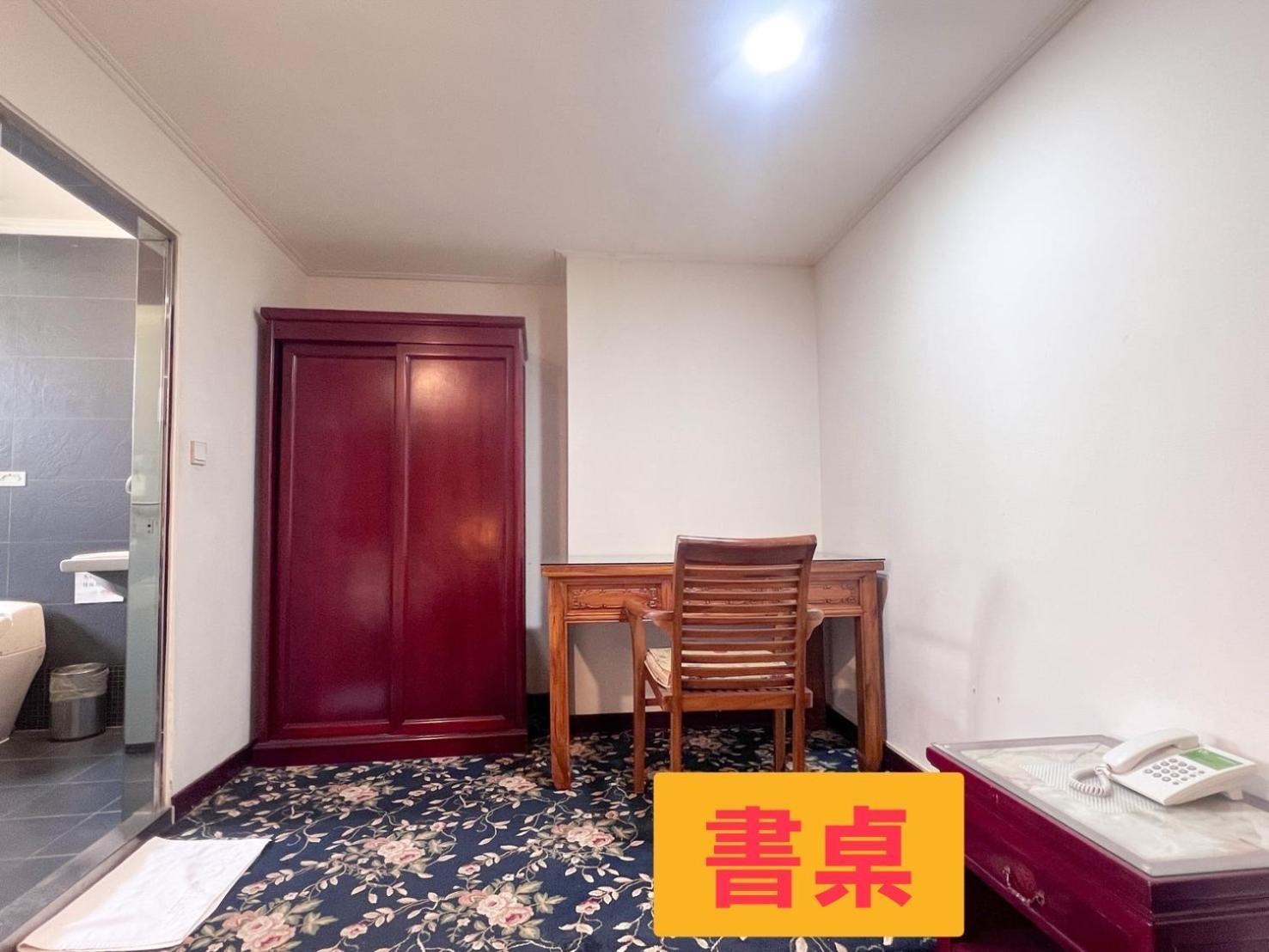 Kiwi Hotel Mrt Wenxin Branch Тайджун Екстериор снимка