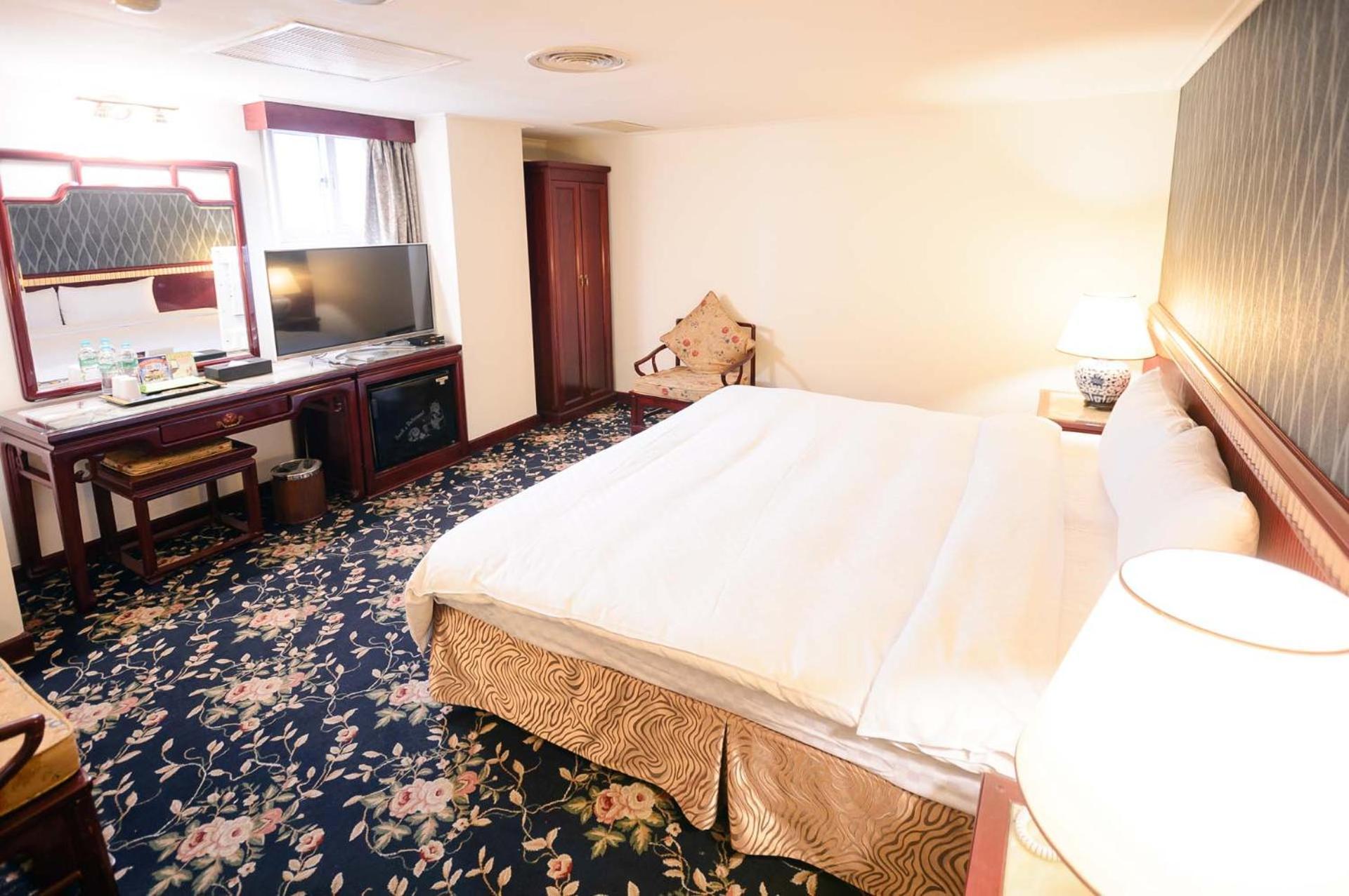 Kiwi Hotel Mrt Wenxin Branch Тайджун Екстериор снимка