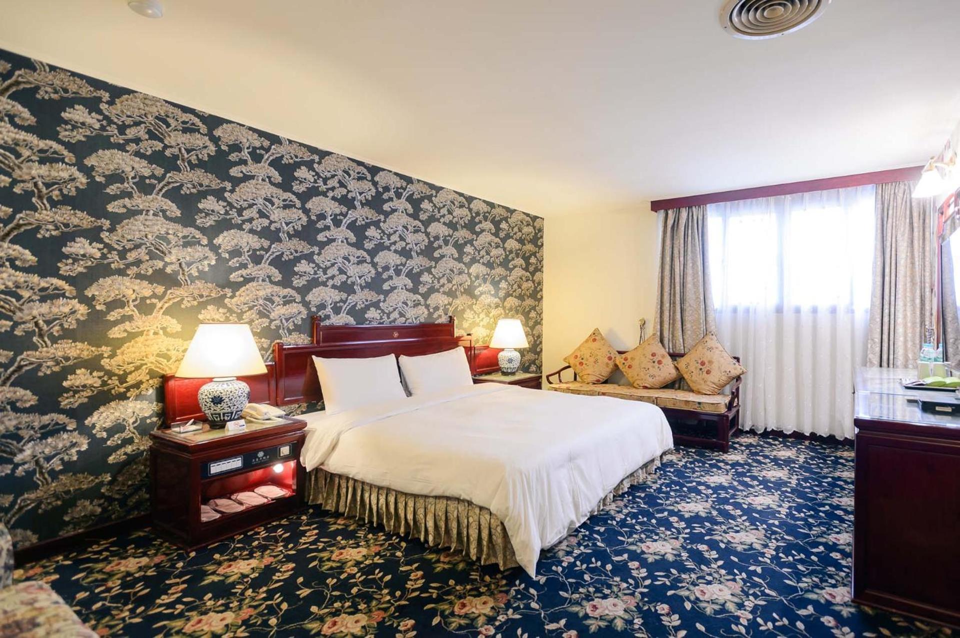 Kiwi Hotel Mrt Wenxin Branch Тайджун Екстериор снимка