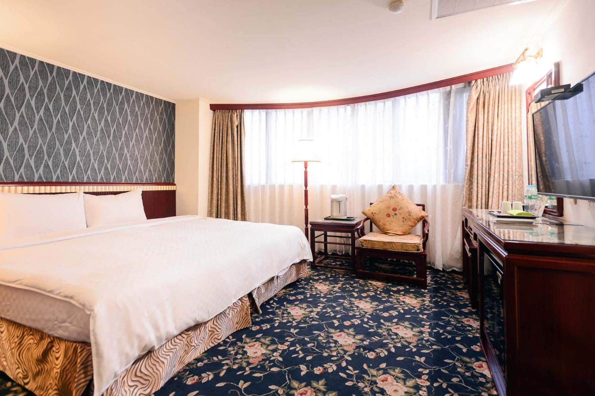 Kiwi Hotel Mrt Wenxin Branch Тайджун Екстериор снимка