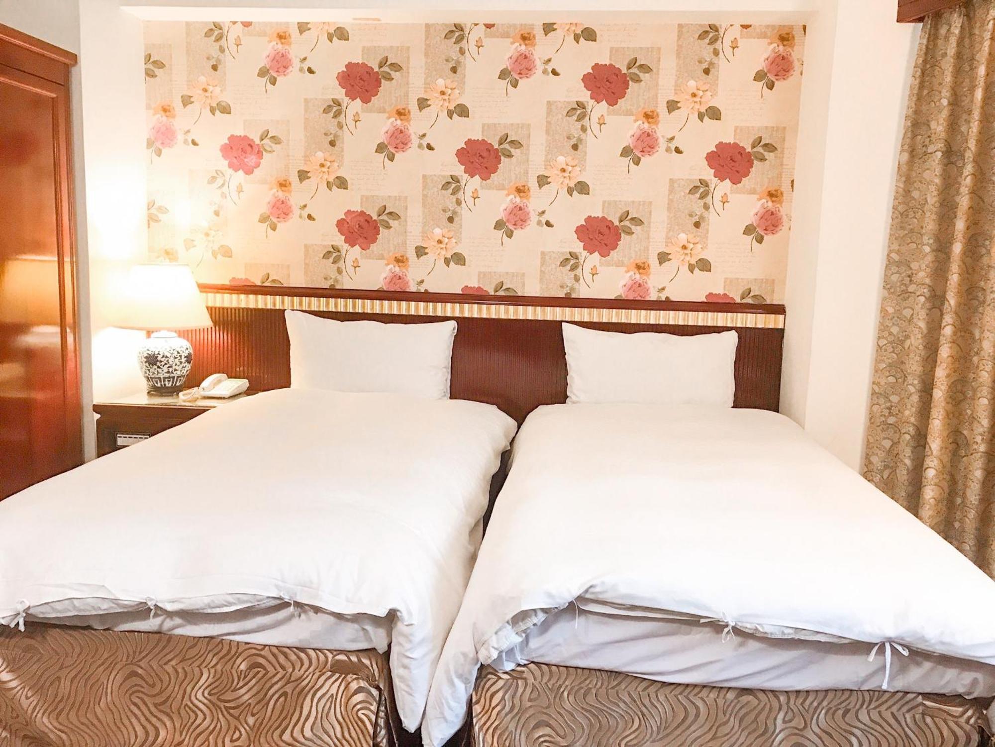 Kiwi Hotel Mrt Wenxin Branch Тайджун Екстериор снимка