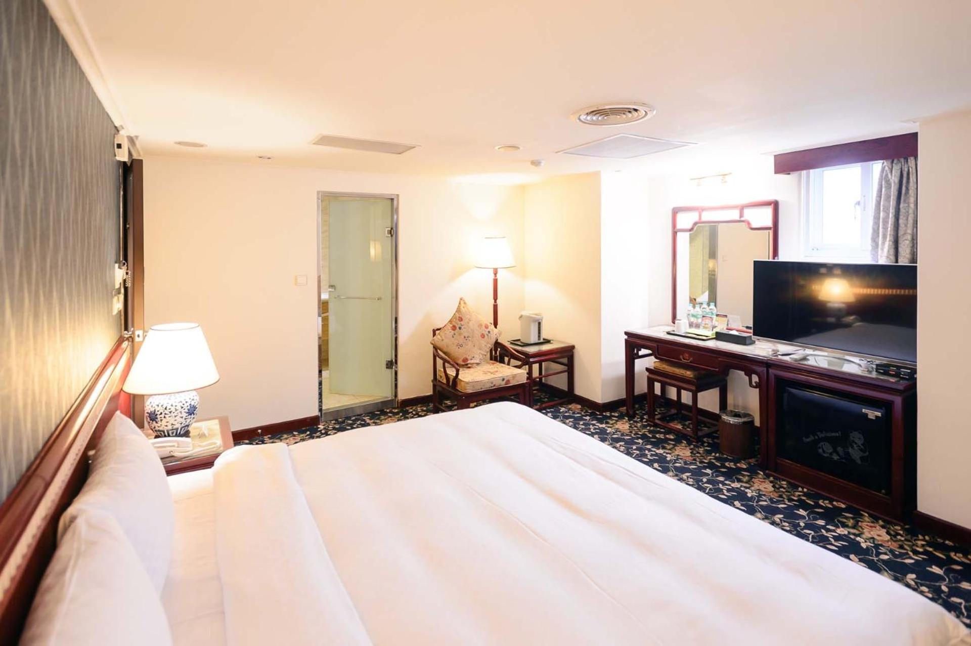 Kiwi Hotel Mrt Wenxin Branch Тайджун Екстериор снимка