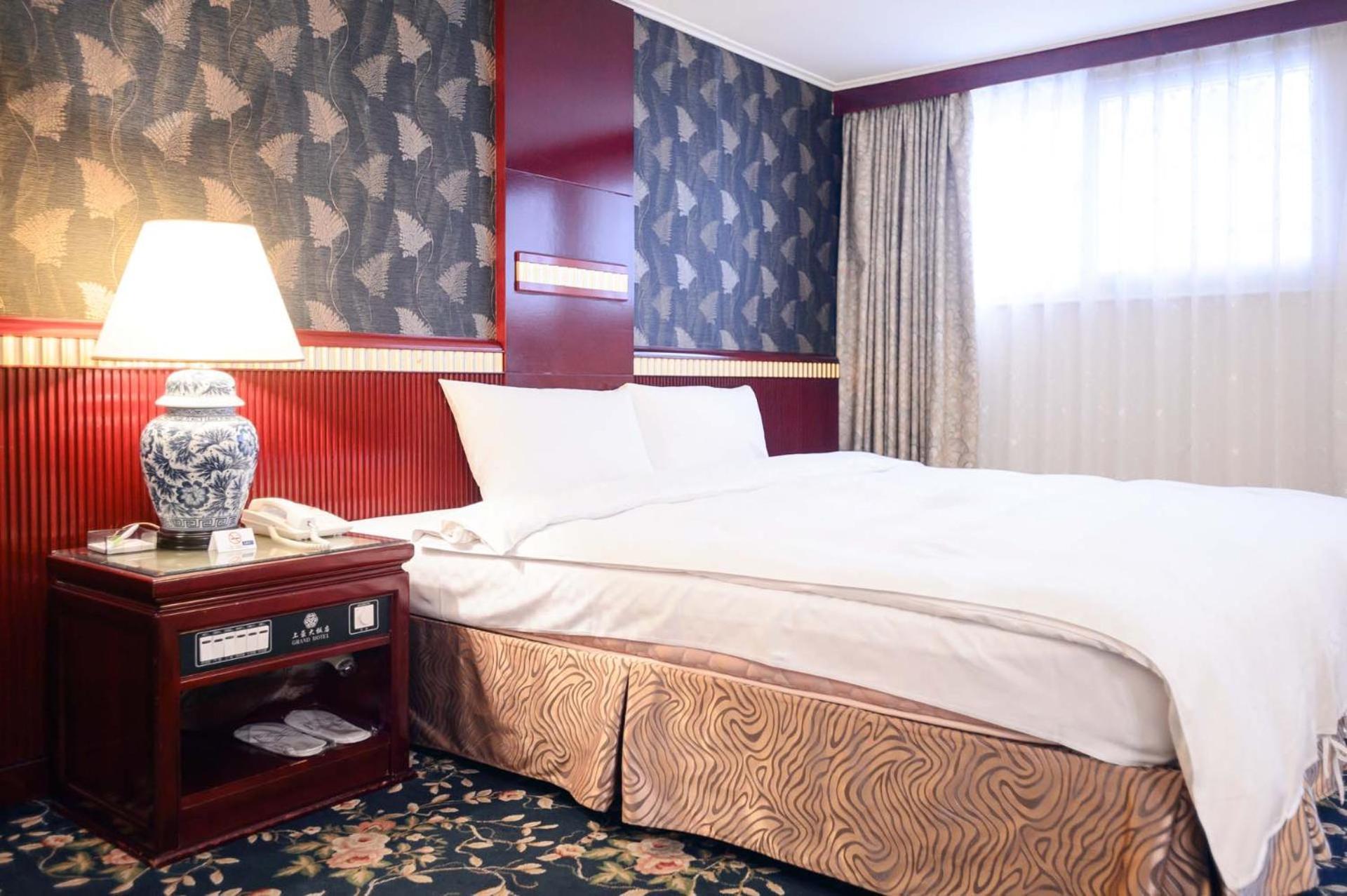 Kiwi Hotel Mrt Wenxin Branch Тайджун Екстериор снимка