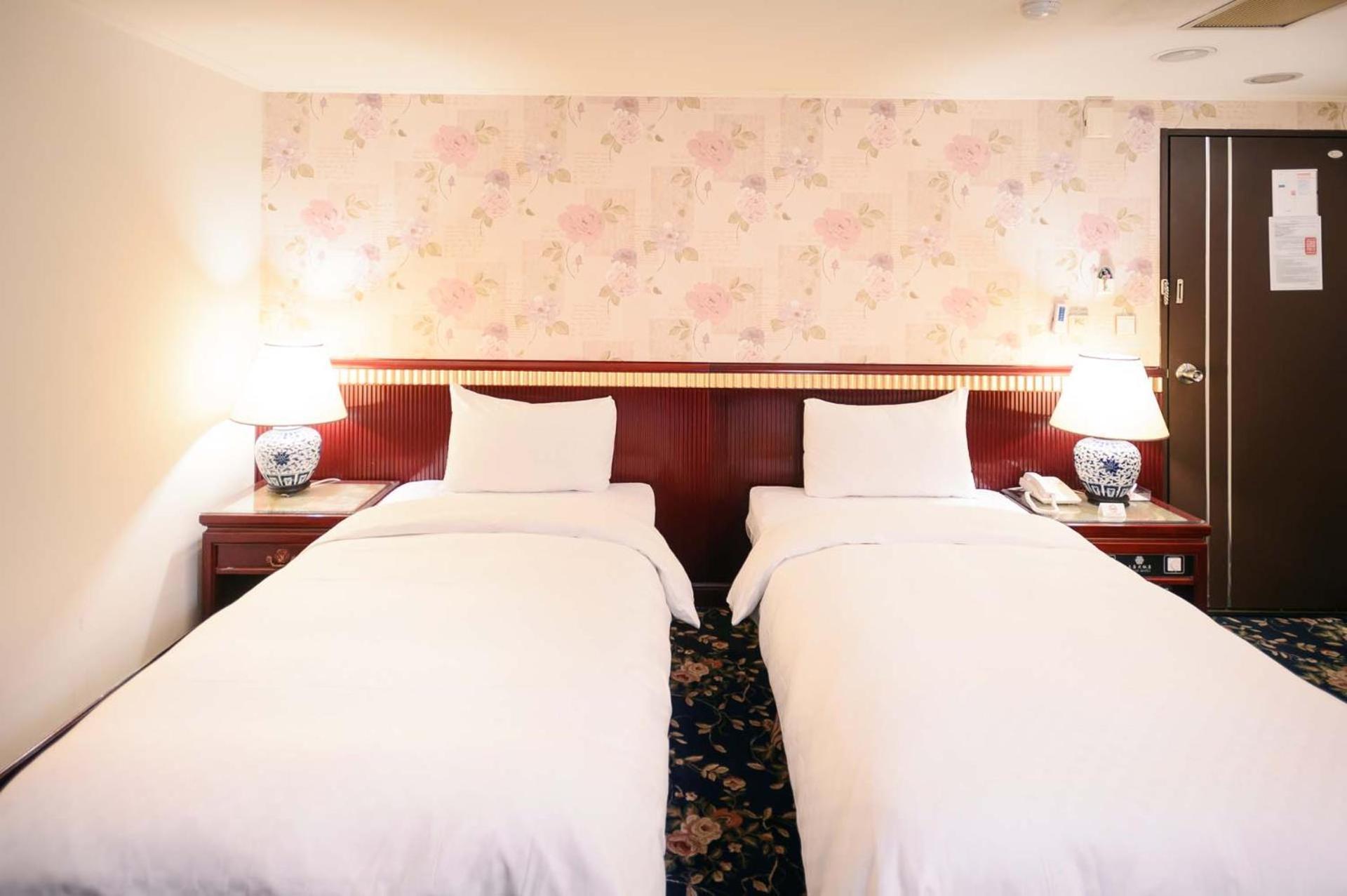 Kiwi Hotel Mrt Wenxin Branch Тайджун Екстериор снимка