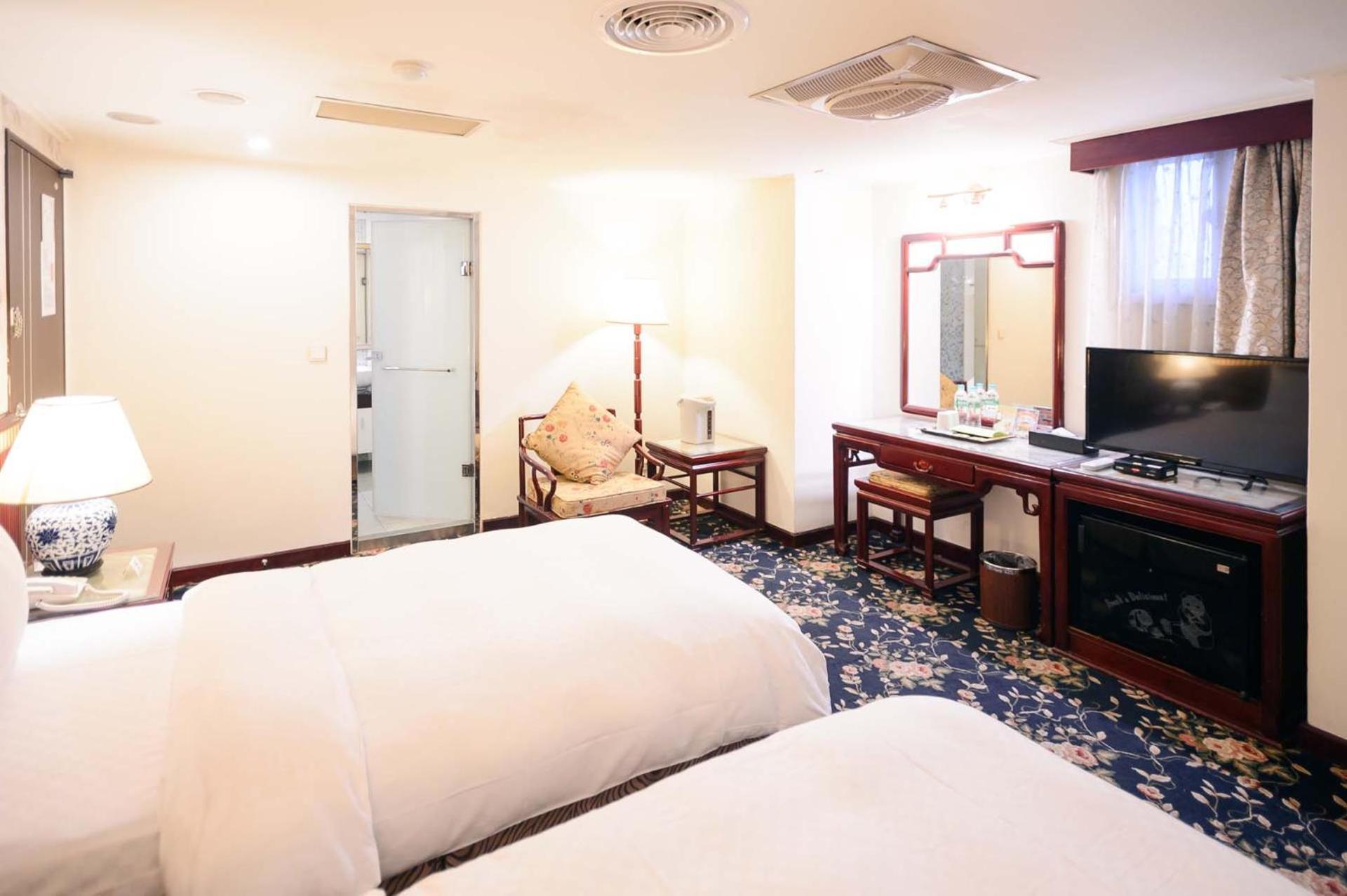 Kiwi Hotel Mrt Wenxin Branch Тайджун Екстериор снимка