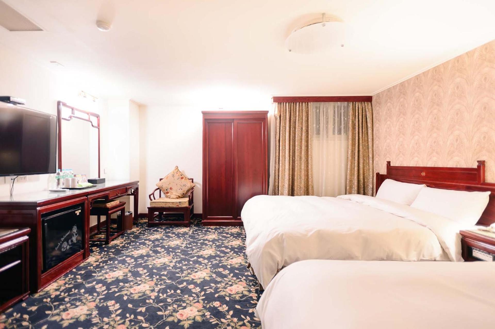 Kiwi Hotel Mrt Wenxin Branch Тайджун Екстериор снимка