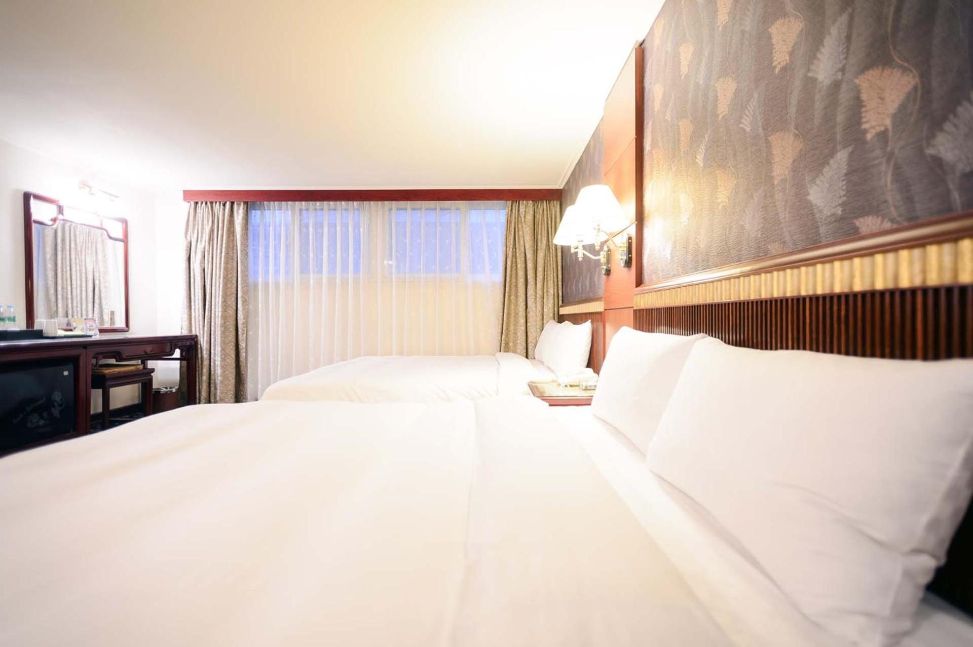 Kiwi Hotel Mrt Wenxin Branch Тайджун Екстериор снимка