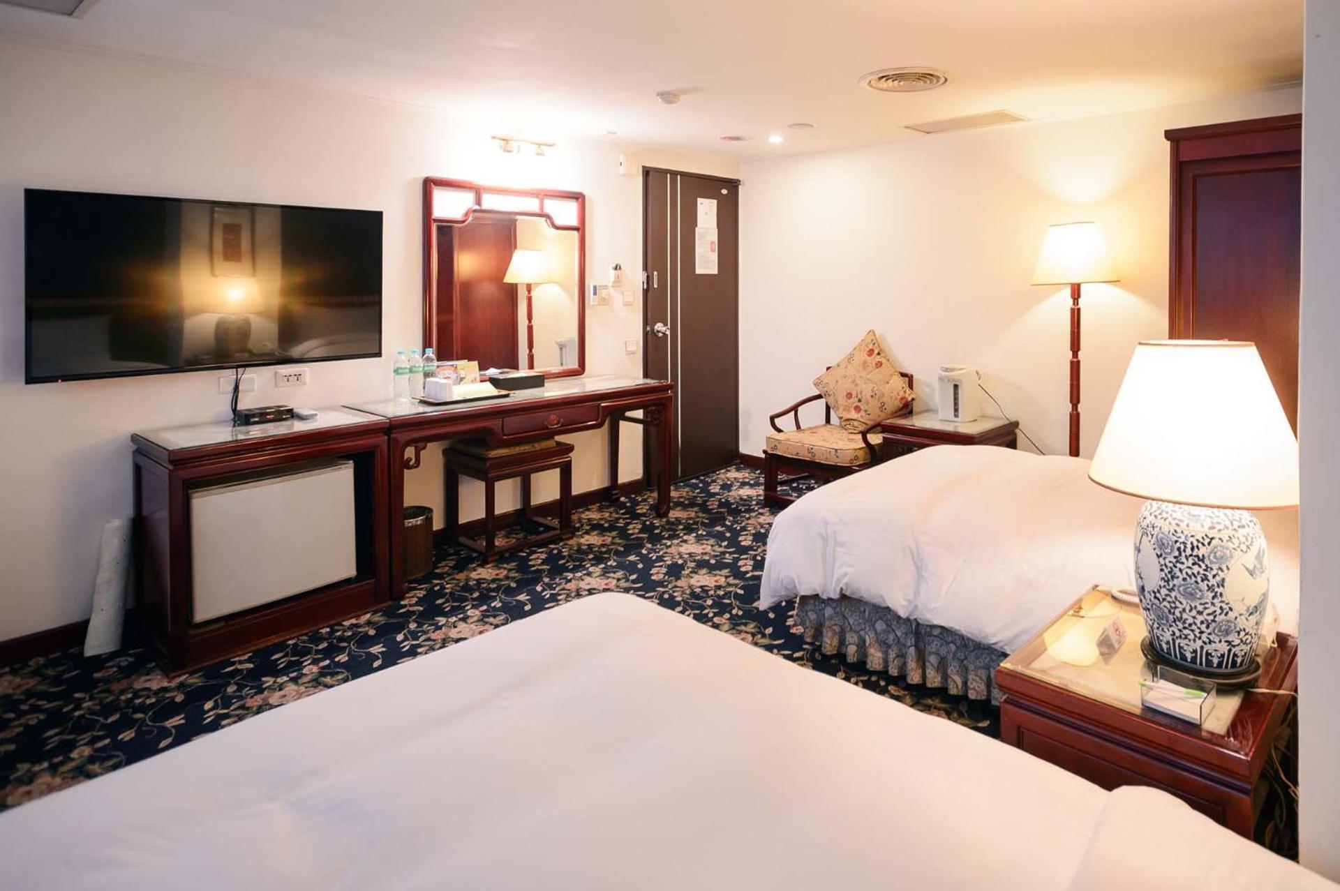 Kiwi Hotel Mrt Wenxin Branch Тайджун Екстериор снимка