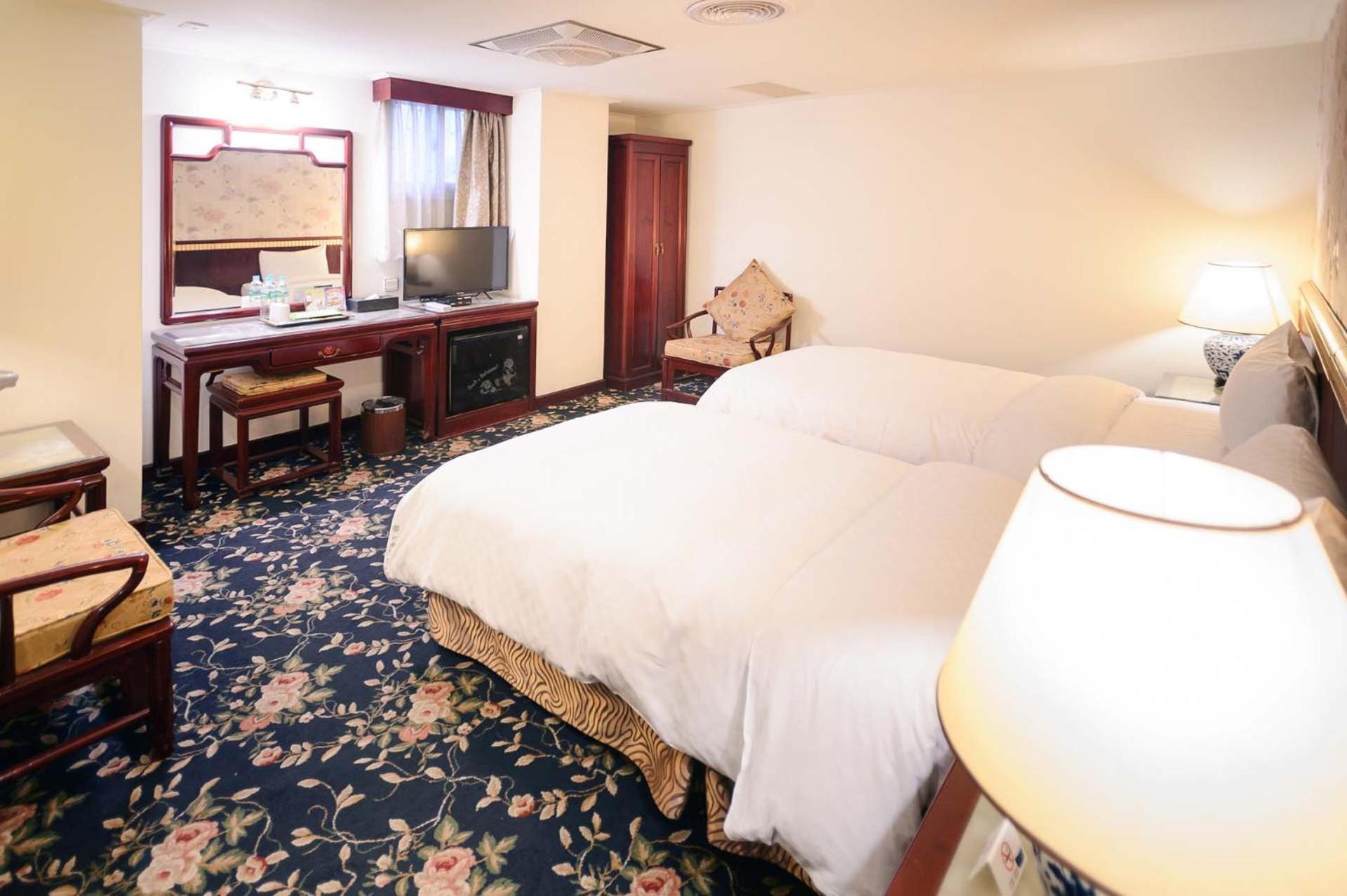 Kiwi Hotel Mrt Wenxin Branch Тайджун Екстериор снимка