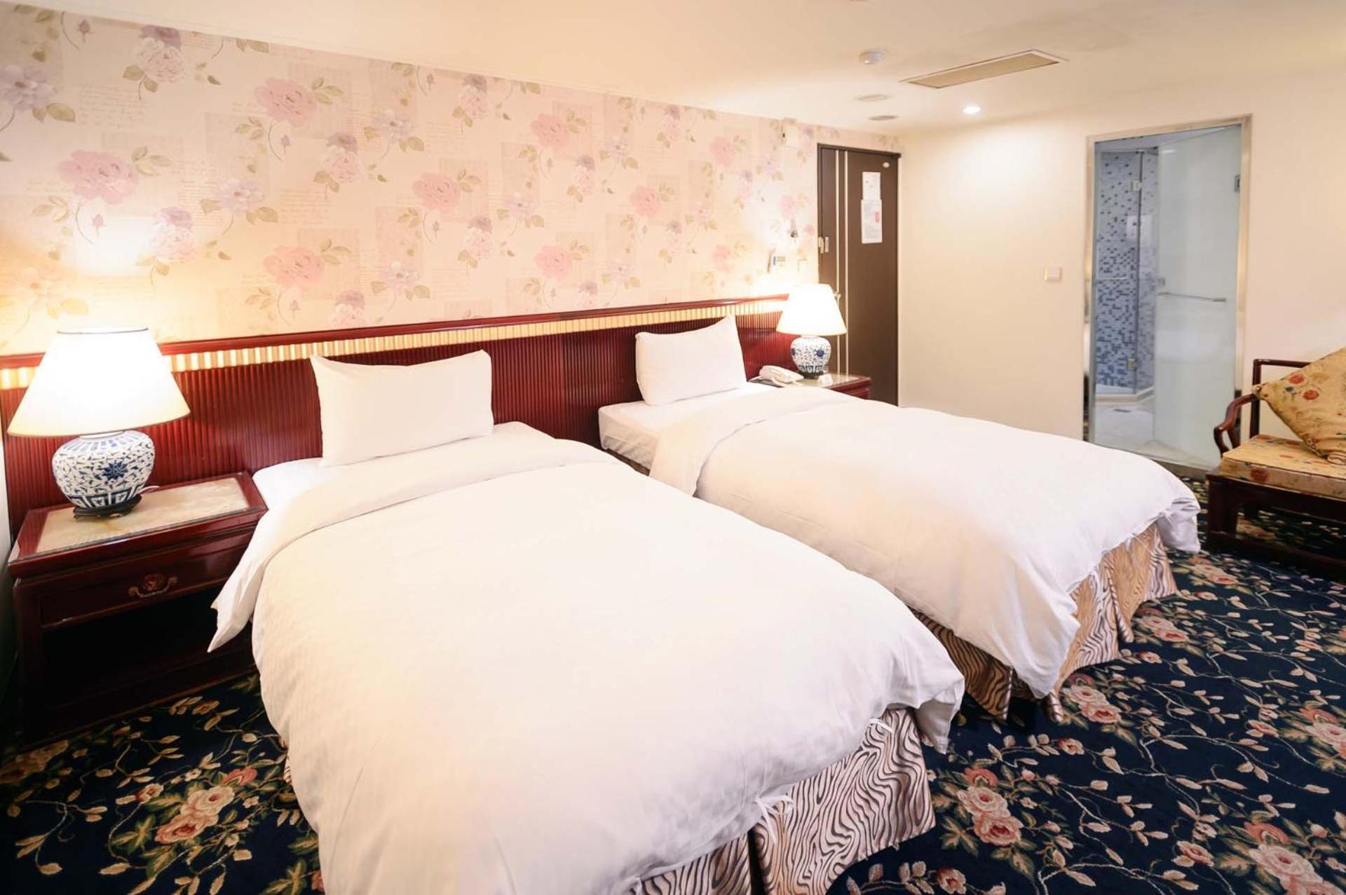Kiwi Hotel Mrt Wenxin Branch Тайджун Екстериор снимка
