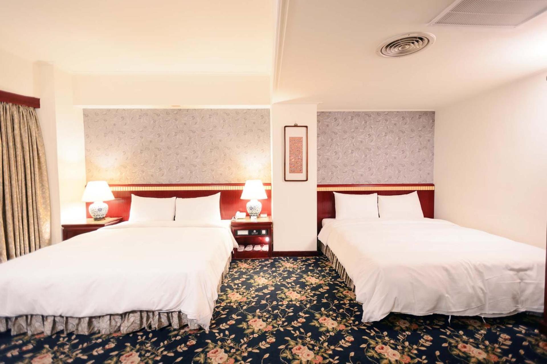 Kiwi Hotel Mrt Wenxin Branch Тайджун Екстериор снимка