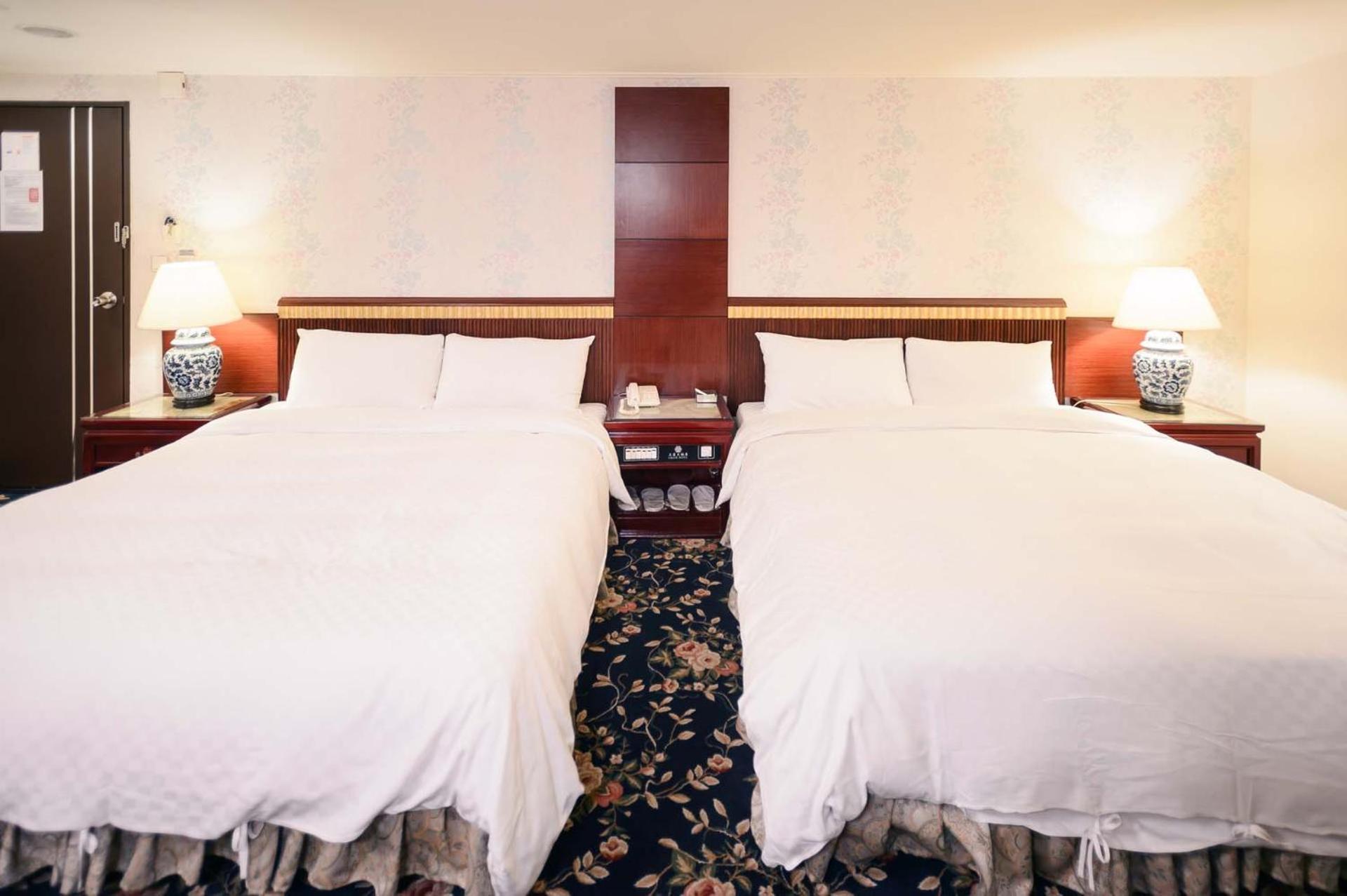 Kiwi Hotel Mrt Wenxin Branch Тайджун Екстериор снимка