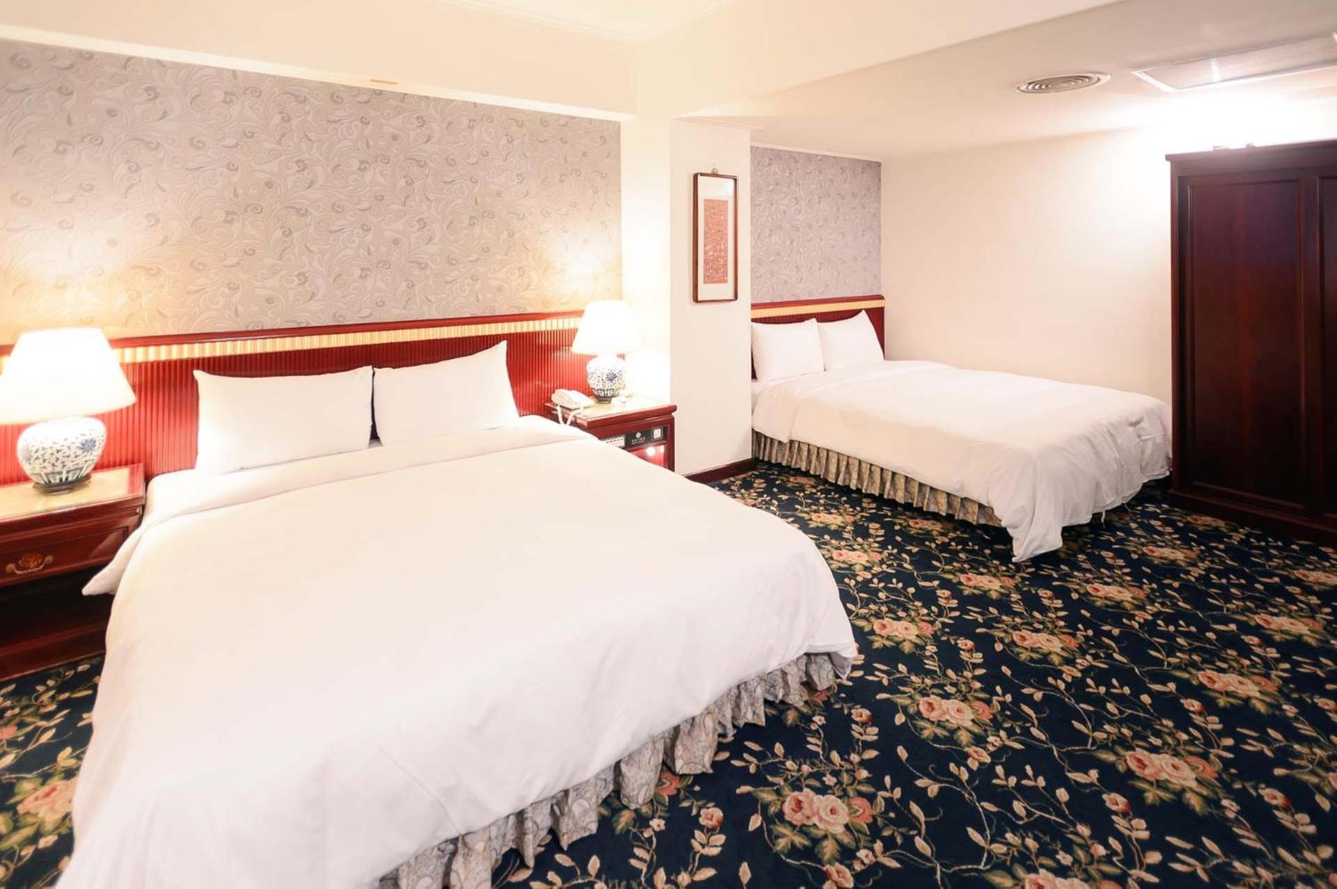 Kiwi Hotel Mrt Wenxin Branch Тайджун Екстериор снимка