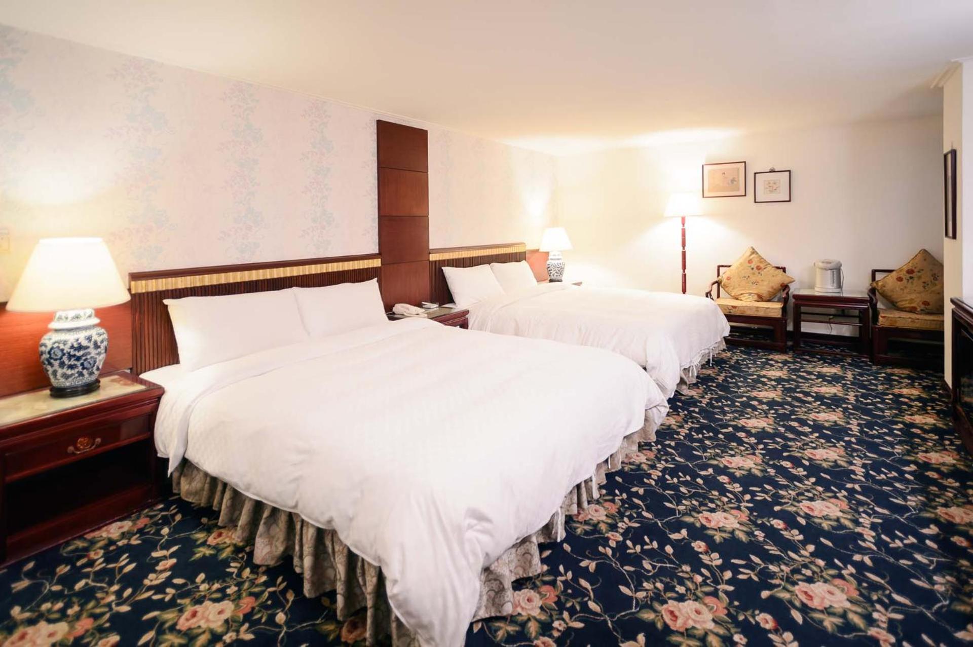 Kiwi Hotel Mrt Wenxin Branch Тайджун Екстериор снимка