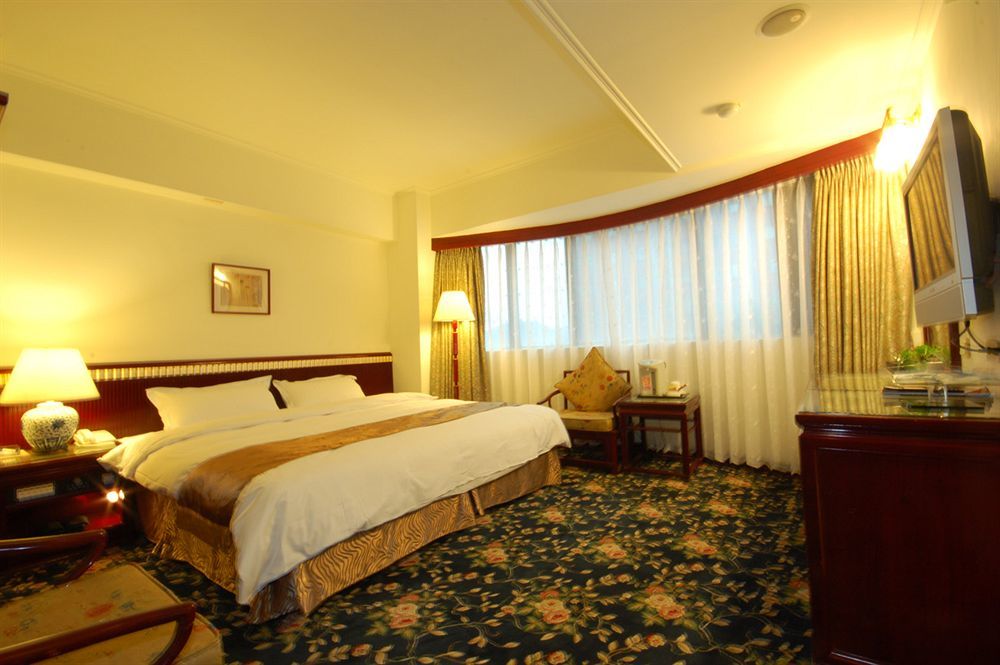 Kiwi Hotel Mrt Wenxin Branch Тайджун Екстериор снимка