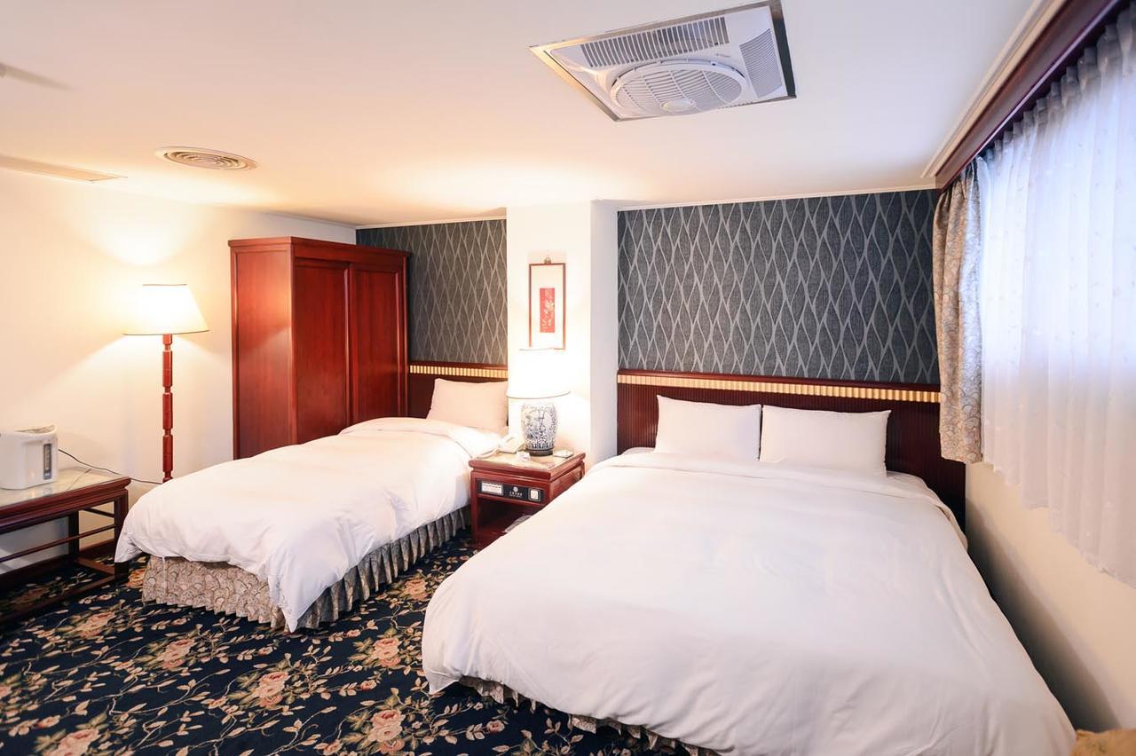 Kiwi Hotel Mrt Wenxin Branch Тайджун Екстериор снимка