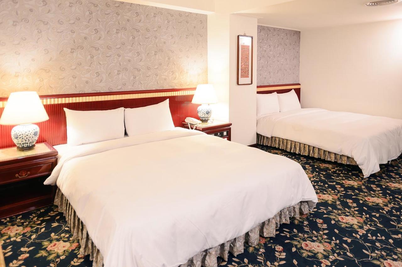 Kiwi Hotel Mrt Wenxin Branch Тайджун Екстериор снимка