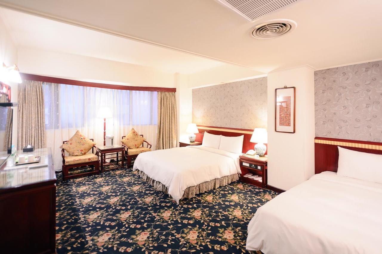 Kiwi Hotel Mrt Wenxin Branch Тайджун Екстериор снимка