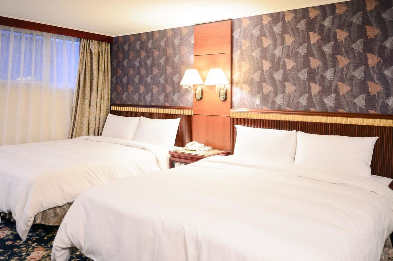 Kiwi Hotel Mrt Wenxin Branch Тайджун Екстериор снимка