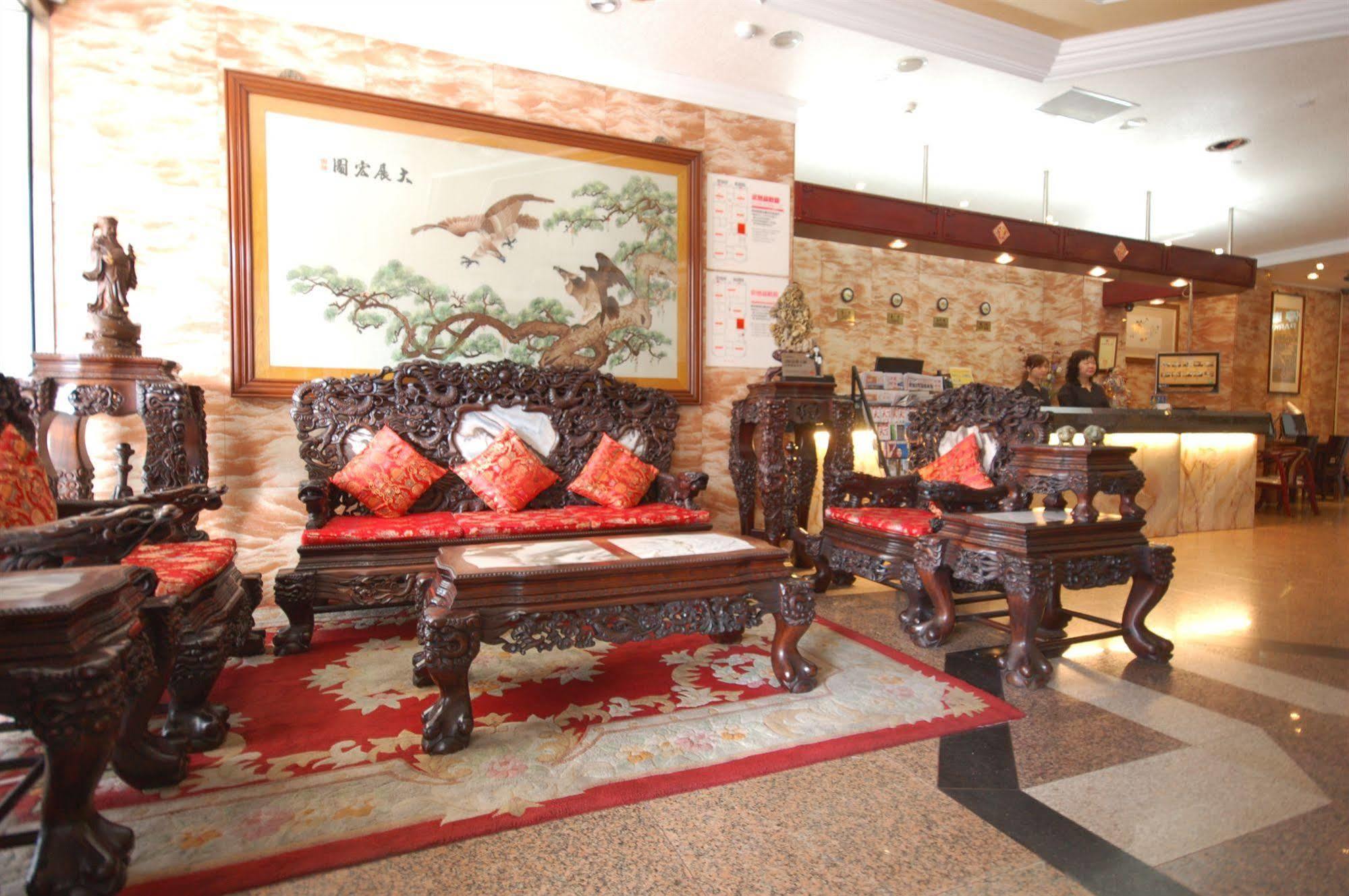 Kiwi Hotel Mrt Wenxin Branch Тайджун Екстериор снимка