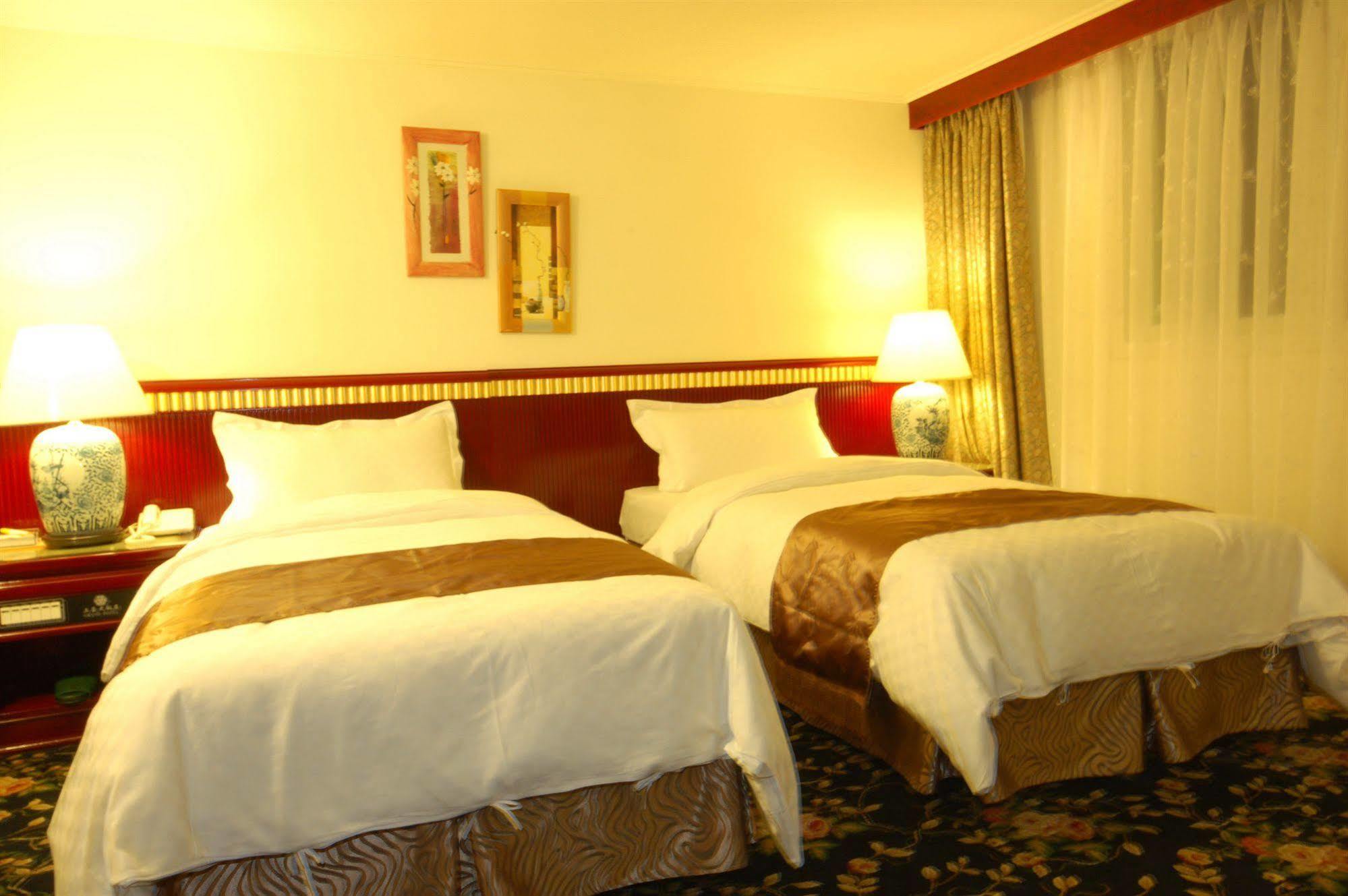 Kiwi Hotel Mrt Wenxin Branch Тайджун Екстериор снимка