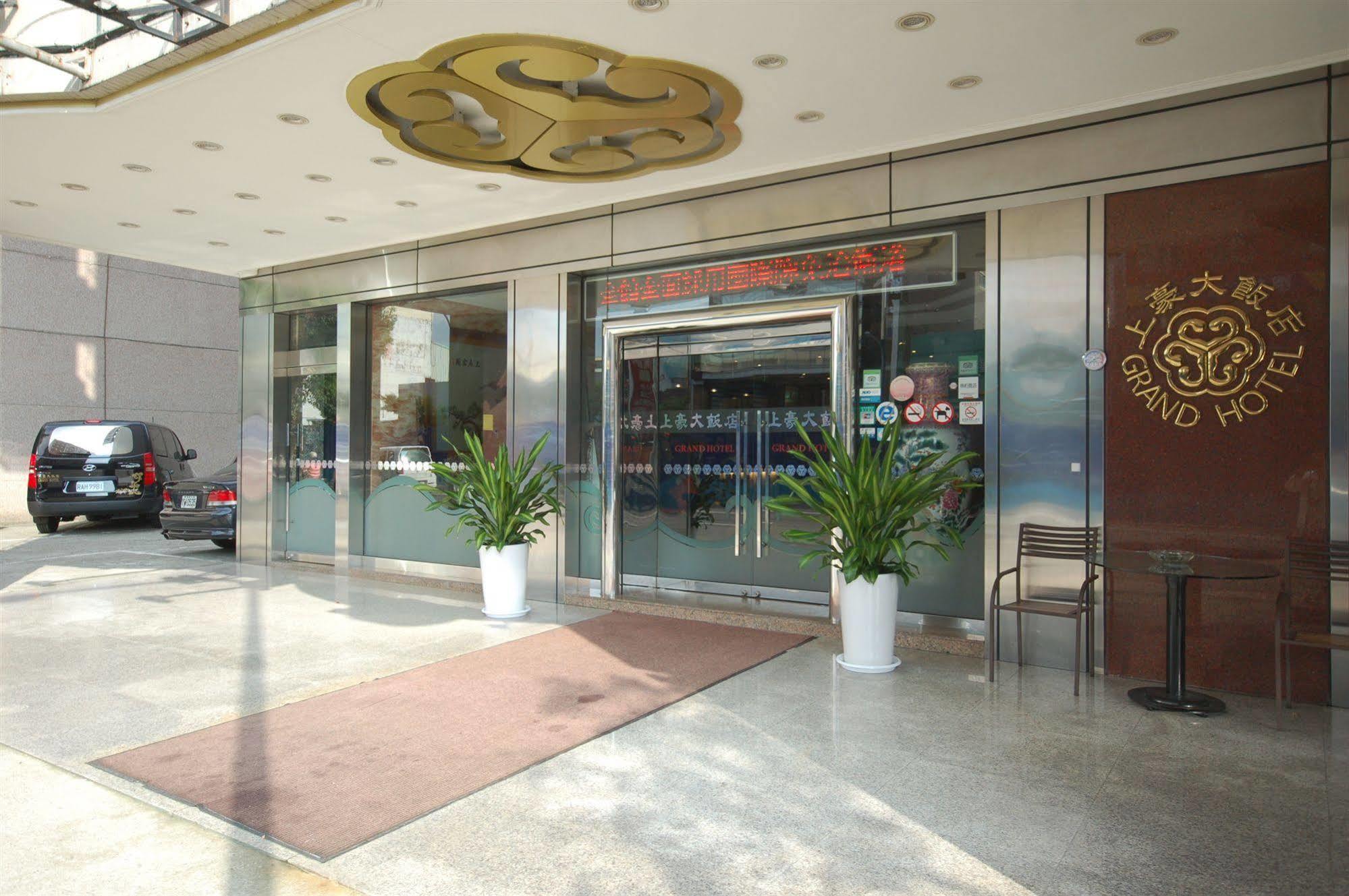 Kiwi Hotel Mrt Wenxin Branch Тайджун Екстериор снимка