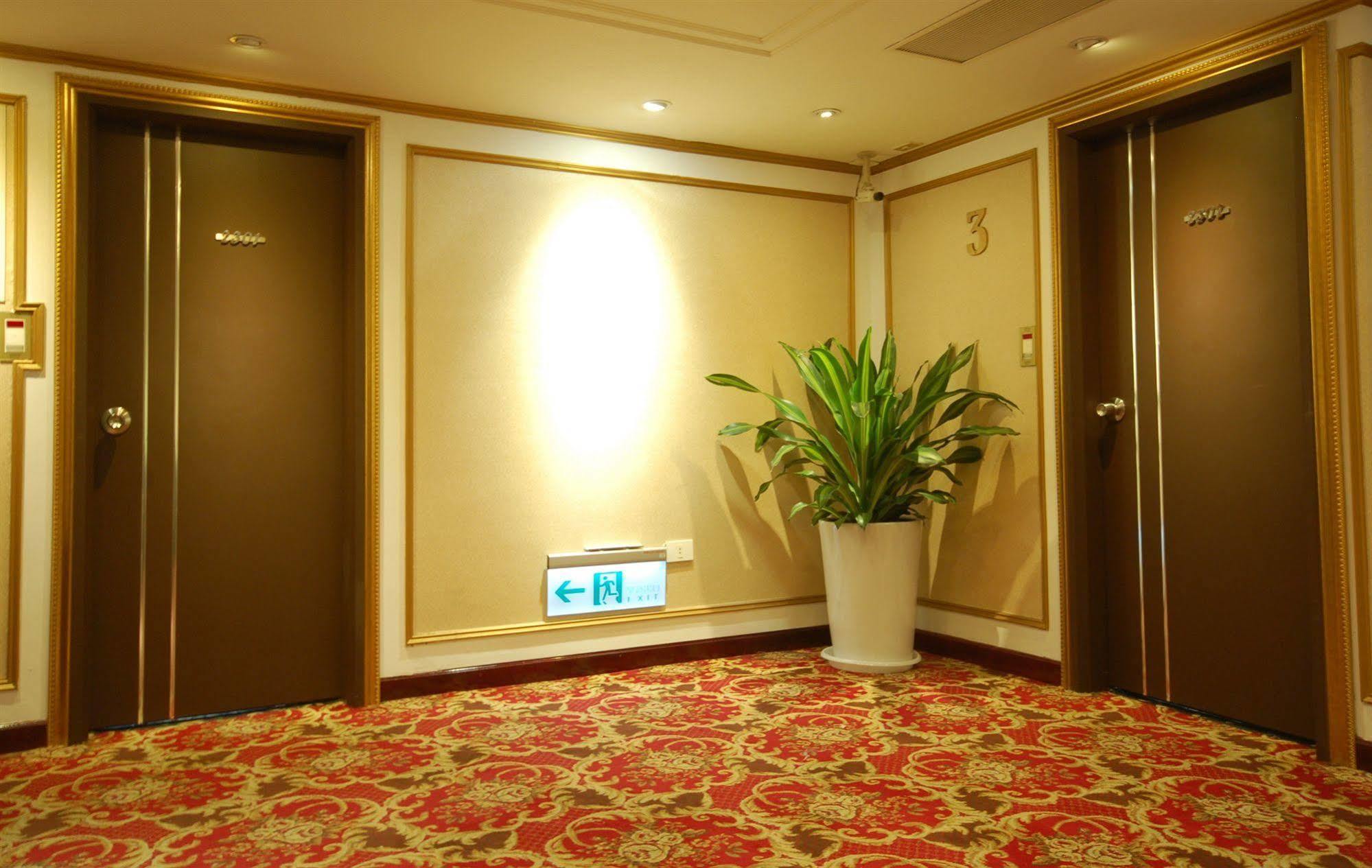 Kiwi Hotel Mrt Wenxin Branch Тайджун Екстериор снимка