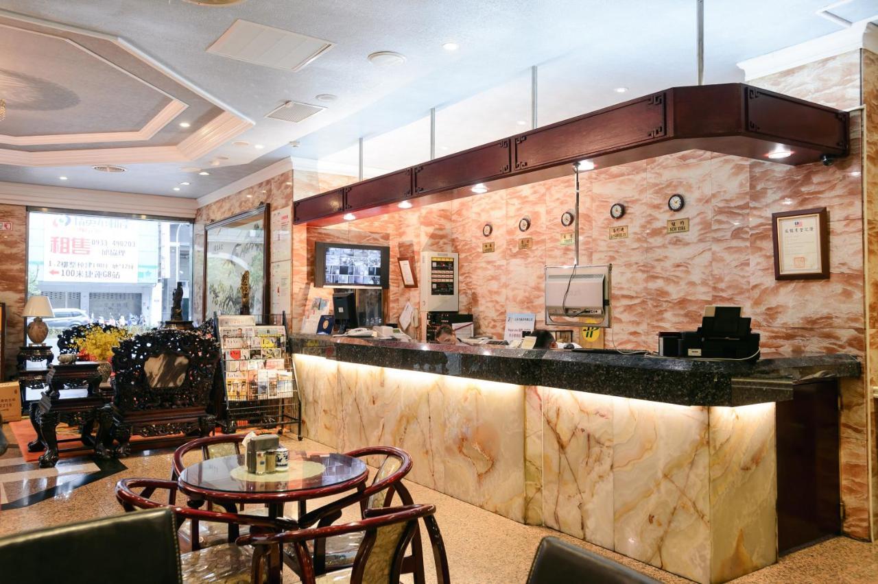 Kiwi Hotel Mrt Wenxin Branch Тайджун Екстериор снимка